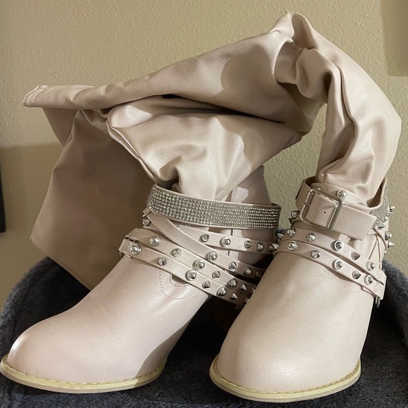 Brand New Never Worn
Size 8 Cream Colored Boots - Picture 2 of 4
